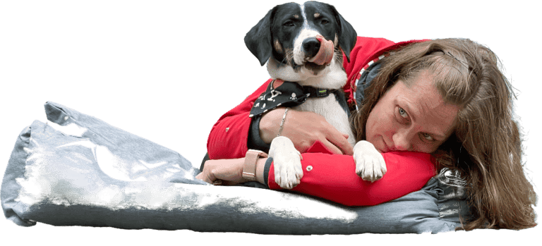 Maike mit Hund Toffe auf dem Kissen