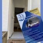 Eingang mit Flyer zur Eröffnung
