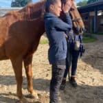 Maike bei der craniosakralen Therapie am Pferd